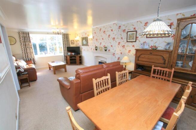 OPEN PLAN LOUNGE/ DINING ROOM
