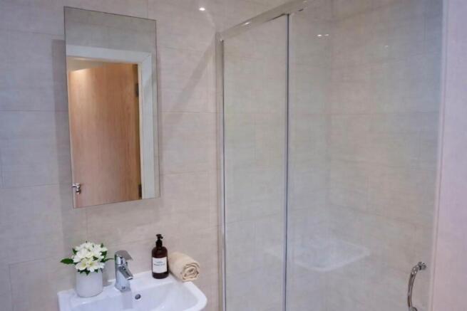 4 bed Apartment to rent Image 12