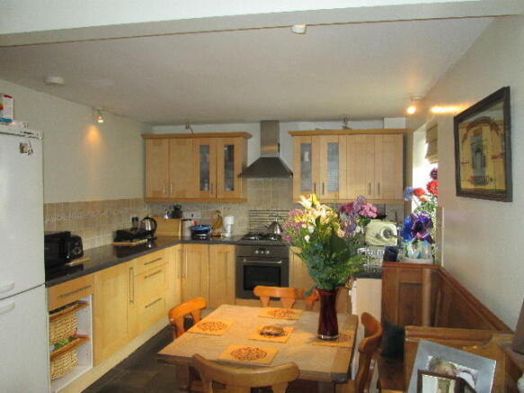 KITCHEN/DINING