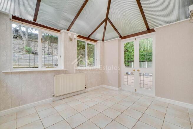 4 bed Detached for sale Image 9