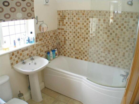 EN-SUITE BATHROOM
