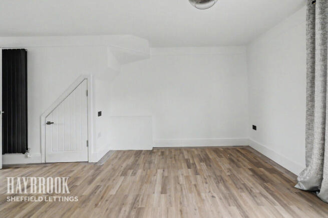 4 bed Semi-Detached to rent Image 8
