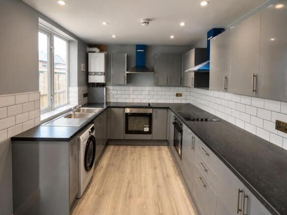 6 bed House to rent Image 5