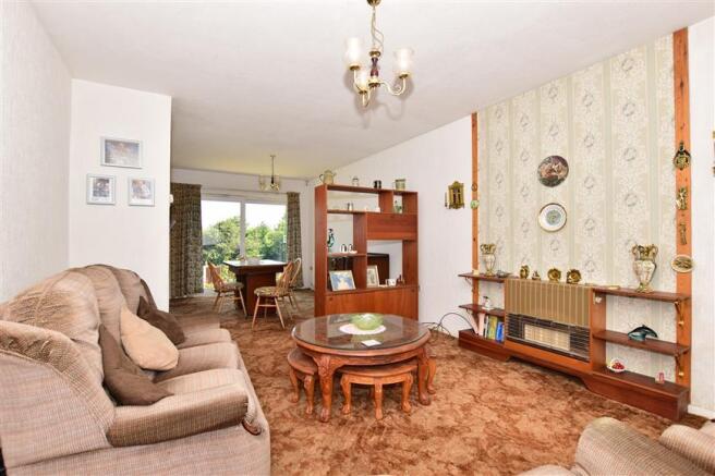 Lounge/Dining Area