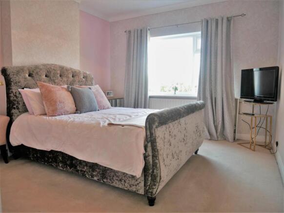 bedroom 1.JPG