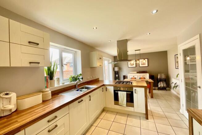 4 bed Detached for sale Image 5