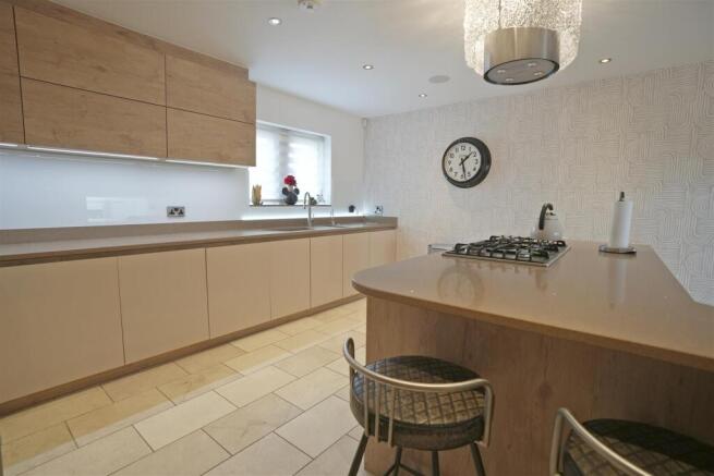 6 bed Detached for sale Image 7