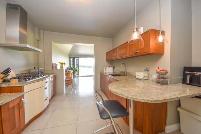 5 bed Detached for sale Image 9