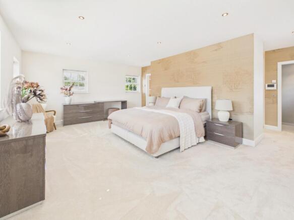5 bed Detached for sale Image 9