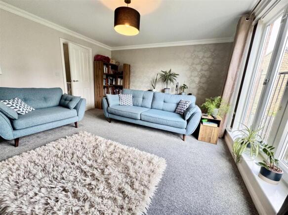 4 bed Semi-Detached for sale Image 3