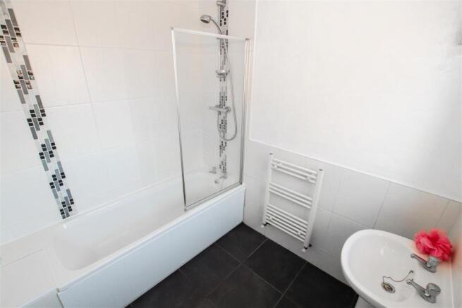 FIRST FLOOR FAMILY BATHROOM