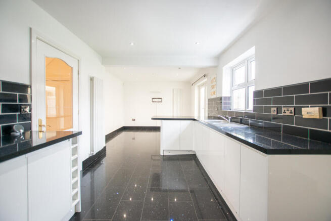 4 bed Detached to rent Image 6