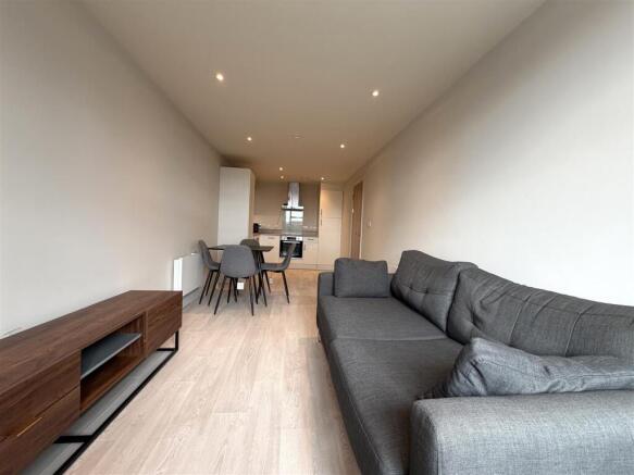 Living Room Pic 6.jpeg