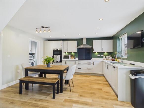 4 bed Detached for sale Image 5