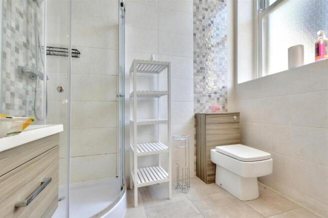 5. Ensuite 1.jpg