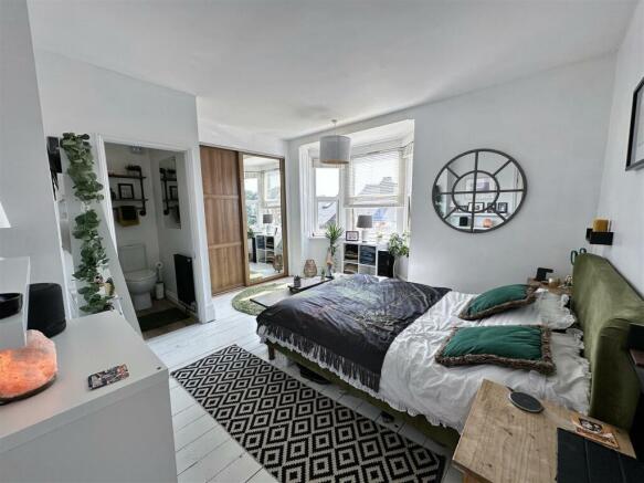 52 Alexandra Road bed 1.jpg