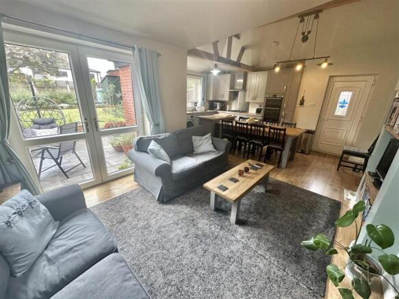 5 bed Semi-Detached for sale Image 8