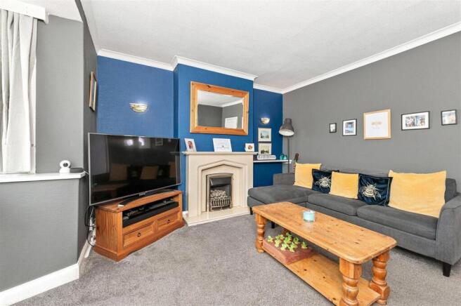 19 - 14 Lodge Avenue HX5 9PU.jpg