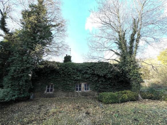 2-bed house on TOTTENHILL - Renovation/Redevlopment Opportunity (STP) on 1/4 acre, £165,000