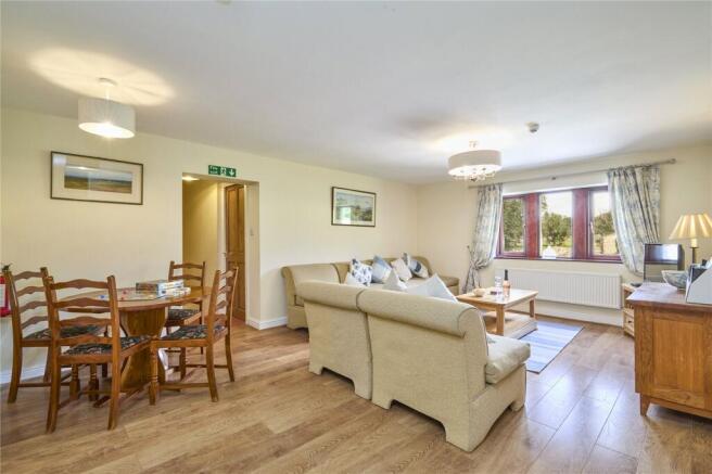 6 bed Detached for sale Image 8