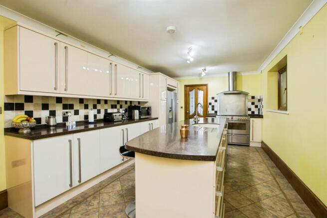4 bed Detached for sale Image 4