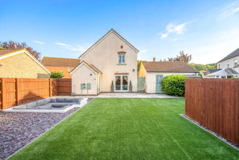 Shadow Walk, Elborough - SMART UPDATED HOME