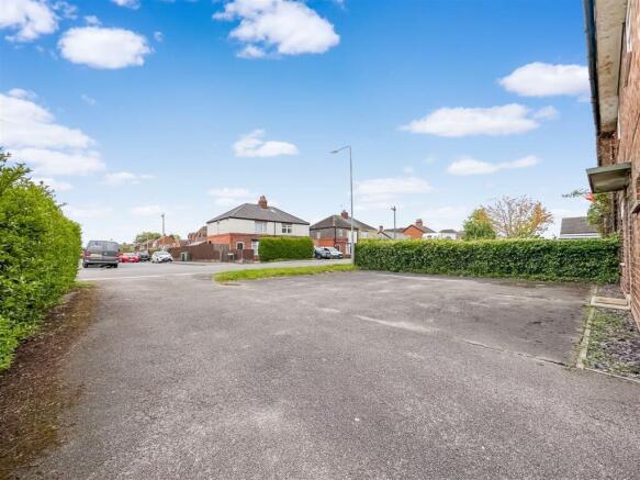 Generous Driveway 226