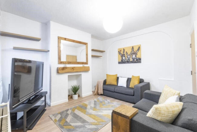 4 bed House to rent Image 6