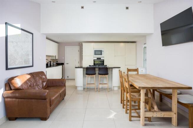 4 bed Town House for sale Image 7