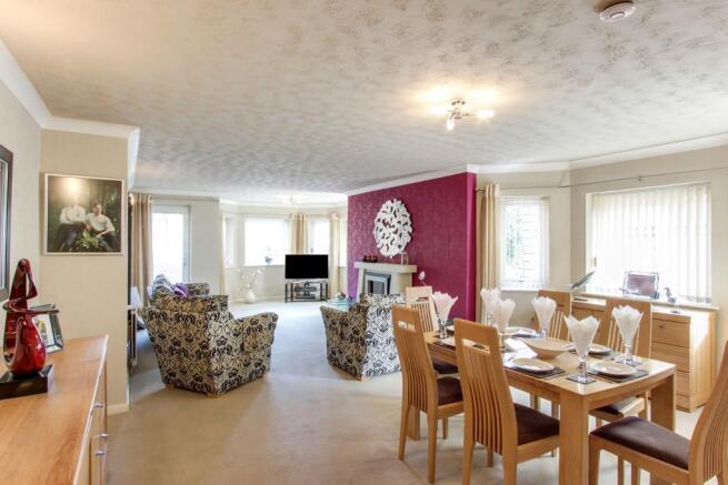 Lounge/Dining Room