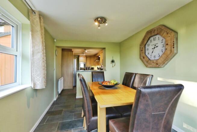 5 bed Detached for sale Image 7