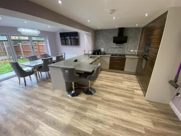 Open Plan Kitchen & Living Area