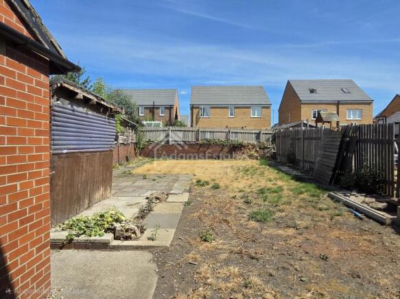 4 bed Semi-Detached to rent Image 11