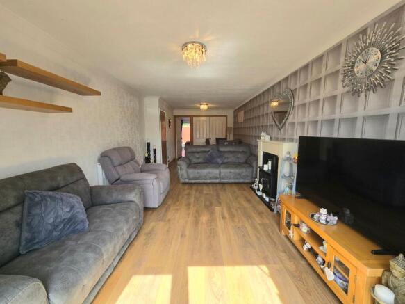 LOUNGE/DINING ROOM