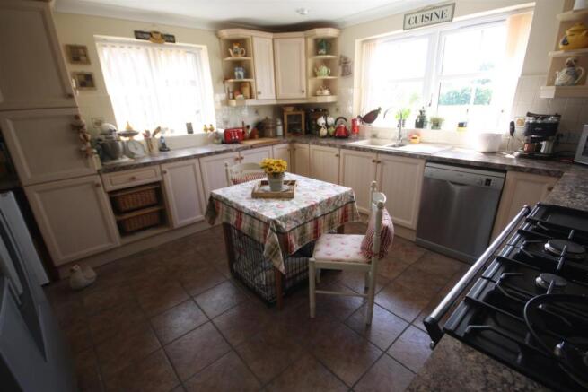 KITCHEN/BREAKFAST ROOM