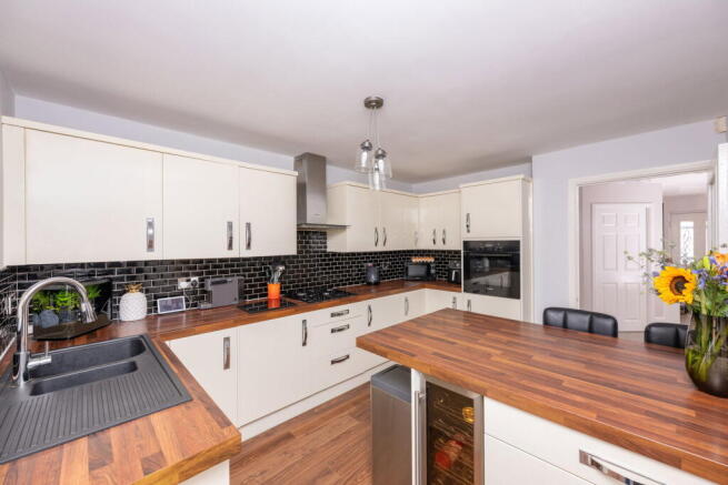 4 bed Detached for sale Image 6