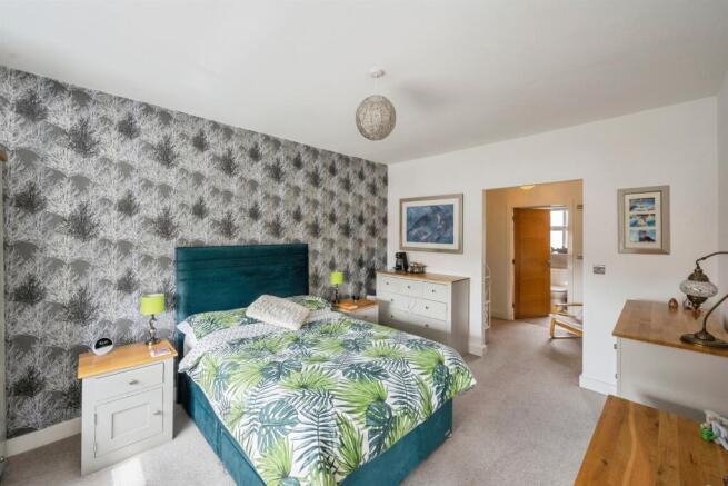 5 bed Detached for sale Image 6