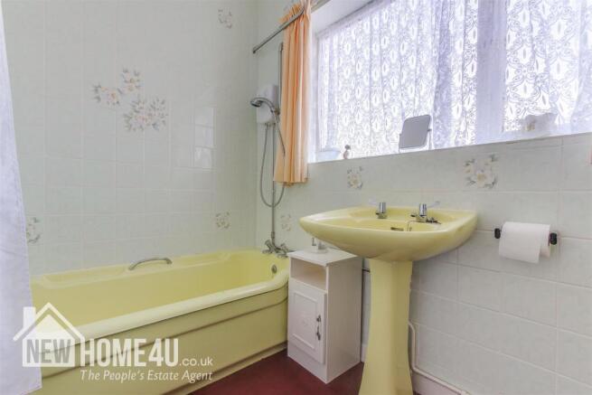 FAMILY BATHROOM: