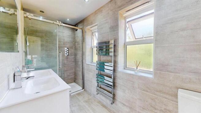5 bed Detached for sale Image 11