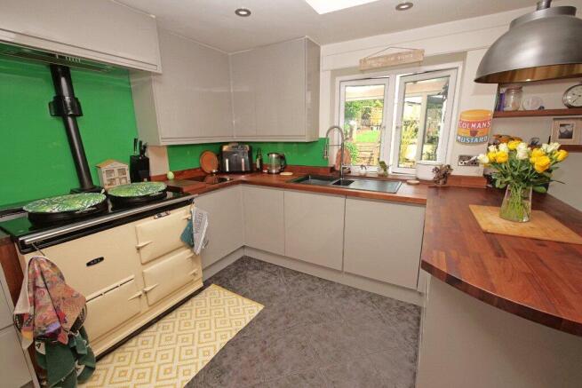 4 bed Semi-Detached for sale Image 4