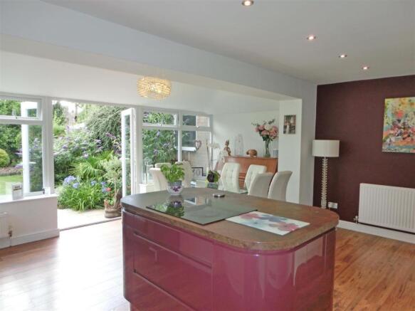 Lynbrook Close 25 kitchen 1.jpg