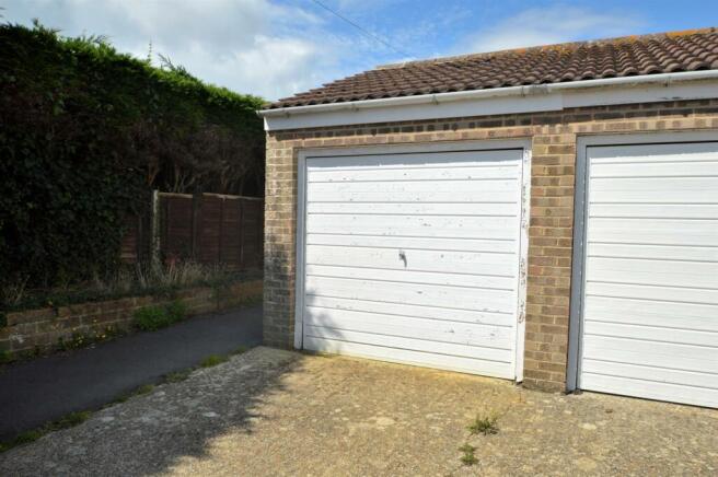 Garage .JPG