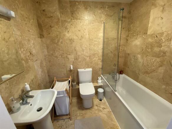 EN-SUITE BATHROOM