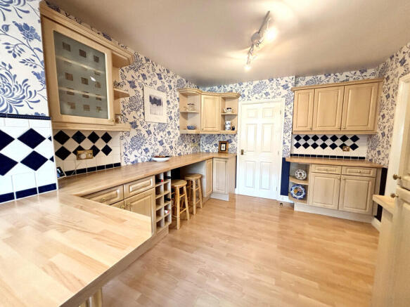 4 bed Detached for sale Image 10