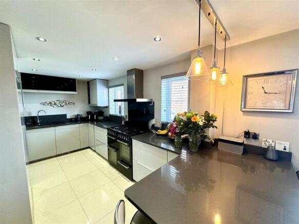 KITCHEN/BREAKFAST ROOM