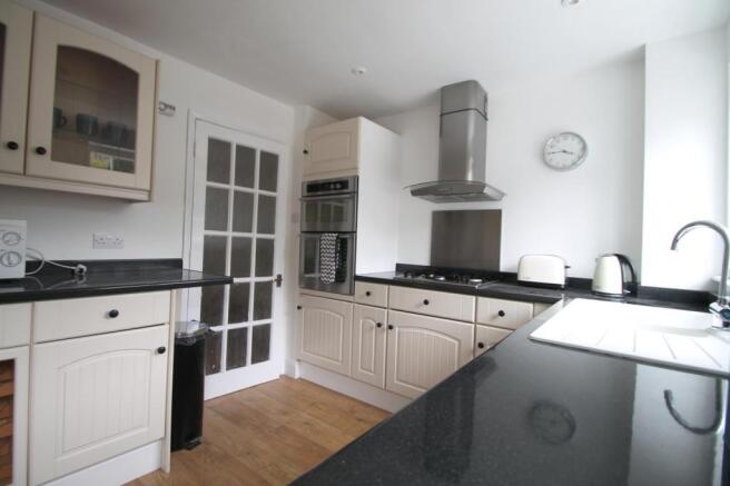 Fitted Kitchen with 