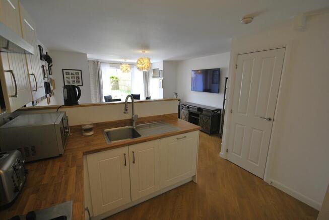 4 bed Semi-Detached for sale Image 4