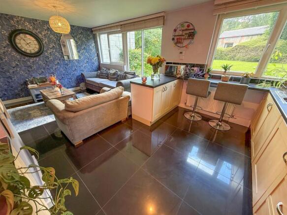 2 bed Apartment for sale Image 6