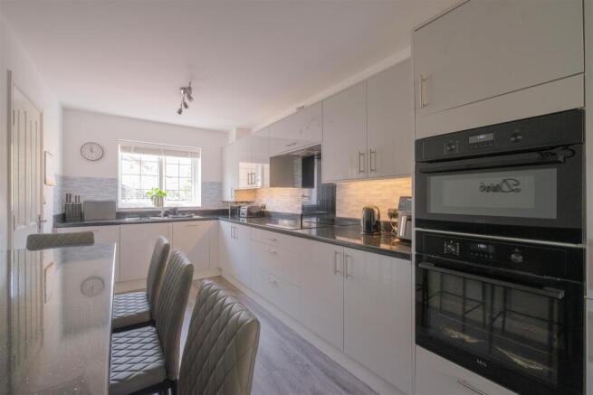 4 bed Town House for sale Image 5