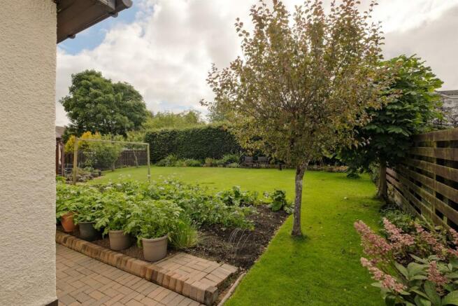 70 Belstane Rd, Carluke ML8 4BG-9.jpg